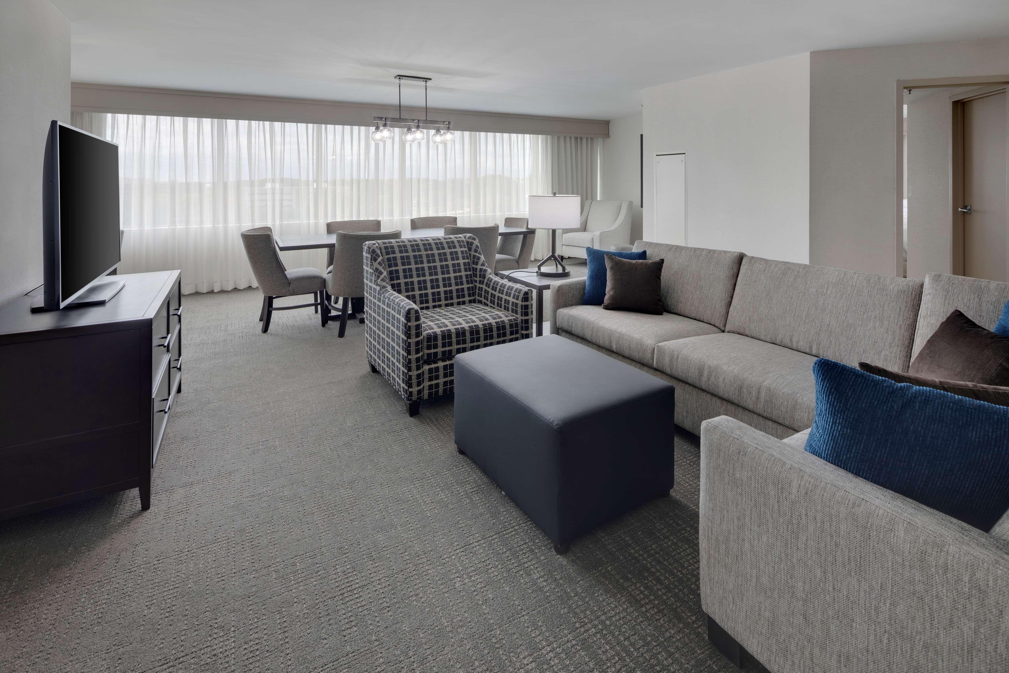 Embassy Suites By Hilton Detroit Troy Auburn Hills Exterior photo