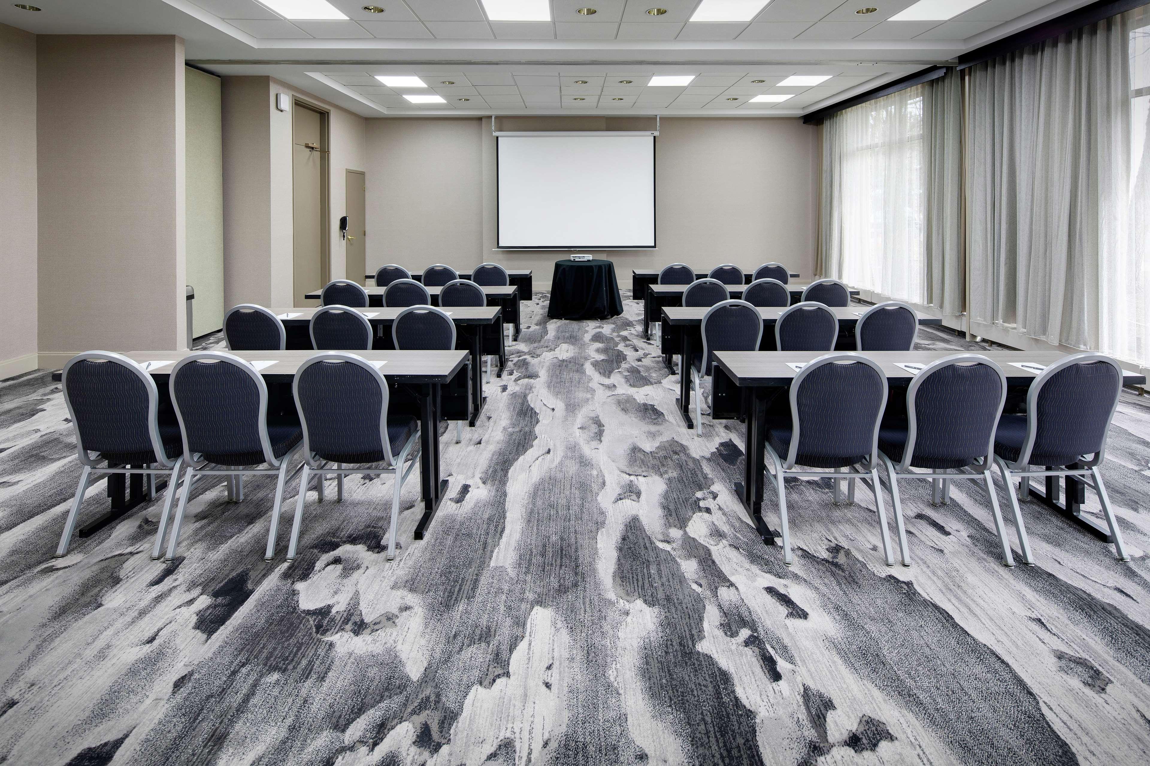 Embassy Suites By Hilton Detroit Troy Auburn Hills Exterior photo