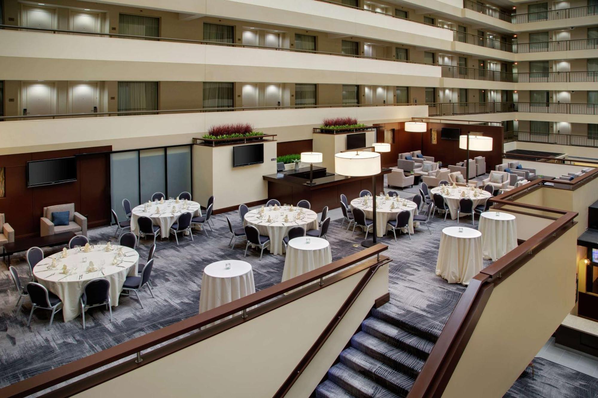 Embassy Suites By Hilton Detroit Troy Auburn Hills Exterior photo